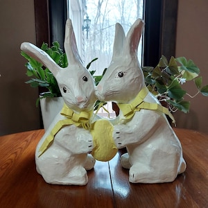 Conigli pasquali bianchi in cartapesta vintage da 12" con nastro di carta giallo che tengono un uovo, Filippine, conigli pasquali che si baciano, arte popolare in cartapesta