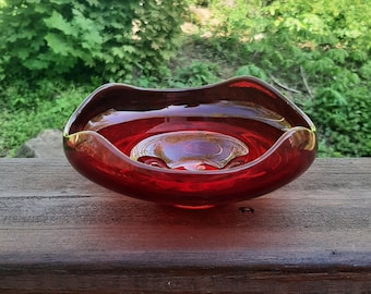 Mid Century Vier-Punkte-Schale aus rotem Wikingerglas, rote Kunstglasschale mit gewelltem Rand, Sammlerstück aus rotem Glas, Mid Century Viking Glas, Dekoration der 1960er Jahre