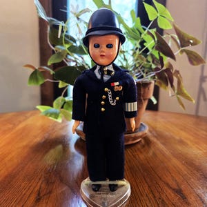 Muñeco de recuerdo británico Bobby vintage con ojos parpadeantes en soporte, figura de guardia de la policía inglesa con ojos azules abiertos y cerrados, policía de Londres, Inglaterra