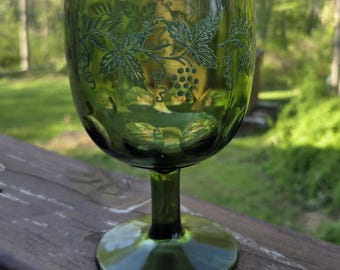 Bartlett-Collins Green Golden Apple Water or Wine Goblet w Etched Grape Leaf and Thumbprint Design:  Vintage Barware