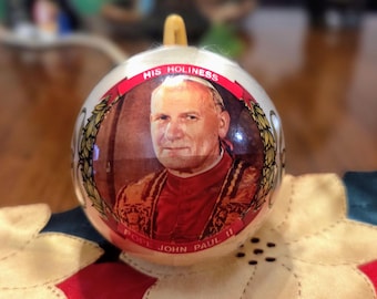 Adorno navideño de satén blanco del Papa Juan Pablo II de 1979: Bradford Novelty con retrato del Papa