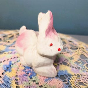 Conejo antiguo de papel maché, conejo vintage de papel maché blanco y rosa, decoraciones vintage de Pascua, decoración pequeña de conejo de papel para Pascua.