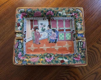 Vintage Hand Painted Porcelain Satsuma Ashtray w Traditional Chinese Figures and Ornate Floral Border: Qianlong Honorary Marking