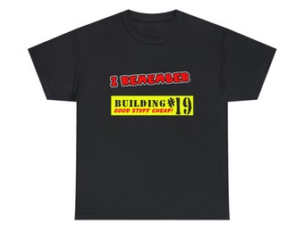 以下が含まれることがあります： 「I Remember Building #19 Good Stuff Cheap!」という赤い文字が書かれた黒いTシャツ