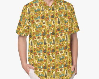 Pode incluir: Uma camisa de manga curta com botões em tom amarelo mostarda, apresentando um padrão repetitivo de motivos de inspiração asiática, incluindo pagodes, caixas de comida para viagem, lanternas e vários pratos em tons de vermelho, azul-petróleo e branco.