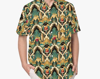 Pode incluir: Uma camisa de manga curta com botões e um padrão repetitivo inspirado no Art Déco em tons de azul-petróleo, dourado e preto. A estampa inclui ilustrações de copos de coquetel, coqueteleiras e motivos geométricos em leque dispostos simetricamente.