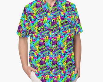 Pode incluir: Uma camisa de manga curta com botões e um padrão vibrante inspirado nos anos 80. O design inclui flamingos rosa néon, palmeiras verde-brilhante, boomboxes roxos e cassetes amarelas sobre um fundo azul brilhante.