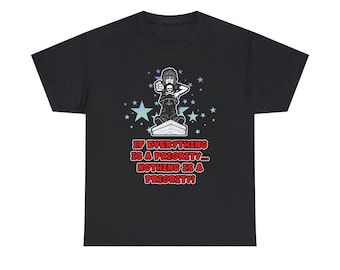 Pode incluir: Camiseta preta com uma ilustração de desenho animado de uma pessoa com uma caveira e ossos cruzados em um pedestal. O texto "Se tudo é prioridade... nada é prioridade!" está impresso em vermelho na camiseta.