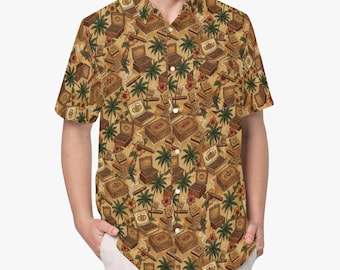 Pode incluir: Uma camisa de manga curta com botões na cor castanho-claro, com uma estampa de caixas de charutos abertas, charutos individuais, palmeiras verdes e flores de hibisco vermelhas. A camisa possui uma gola padrão e um bolso no peito esquerdo.