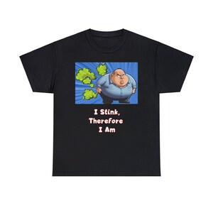 Könnte beinhalten: Schwarzes T-Shirt mit einer Cartoon-Abbildung eines Mannes in einem blauen Hemd vor einem roten Hintergrund. Der Mann stößt grüne Gaswolken aus. Der Text "I Stink, Therefore I Am" ist unter dem Bild aufgedruckt.