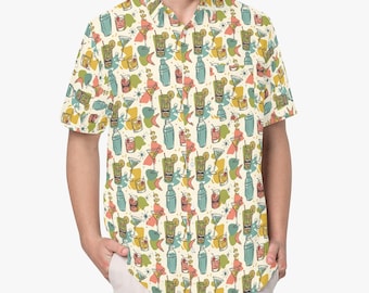 Pode incluir: Uma camisa de manga curta com botões na cor creme, apresentando um padrão repetitivo de canecas tiki, coqueteleiras e várias bebidas mistas em tons de verde, azul-petróleo e coral, acentuado por formas abstratas e ícones de estrelas.