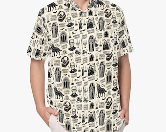 Pode incluir: Uma camisa de manga curta com botões na cor creme com uma estampa gráfica preta que apresenta ícones clássicos de filmes de terror como múmias, vampiros, lobisomens e o monstro de Frankenstein, juntamente com frases como Classic Monster Matinee.