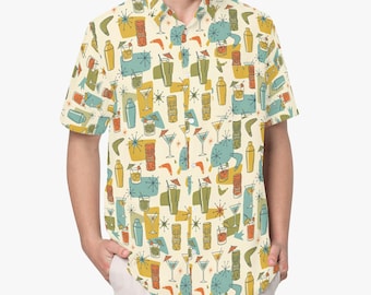 Pode incluir: Uma camisa de manga curta com botões na cor creme com um padrão repetitivo de estilo moderno de meados do século. A estampa inclui ilustrações de canecas tiki, coqueteleiras, copos variados e formas de estrelas em tons de azul-petróleo, laranja e amarelo.