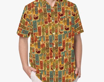 Pode incluir: Uma camisa de manga curta com botões, apresentando um padrão repetitivo de máscaras tiki, palmeiras, flores tropicais e coquetéis em tons de amarelo mostarda, verde oliva, azul-petróleo e laranja sobre um fundo amarelo claro.