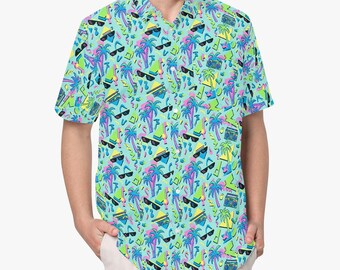 Pode incluir: Uma camisa de manga curta com botões em verde menta claro, apresentando um padrão repetitivo de palmeiras cor-de-rosa, óculos de sol pretos, formas geométricas amarelas e boomboxes azuis. A camisa tem um colarinho padrão e um bolso no peito.