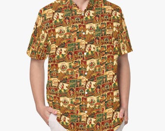 Pode incluir: Uma camisa de manga curta com botões e uma estampa vintage de etiquetas de caixas de charutos em tons de castanho, bege, vermelho e verde. O padrão inclui ilustrações de pessoas, folhas de tabaco e o texto Cigar e Tobacco.