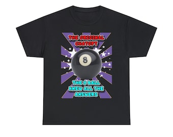Pode incluir: Camiseta preta com um gráfico de uma bola de bilhar com o número 8. O texto "THE ORIGINAL CHATGPT" e "THE 8 BALL KNEW ALL THE ANSWERS" está impresso na camiseta.