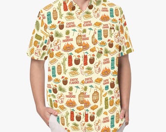 Pode incluir: Uma camisa de manga curta com botões em cor creme claro, apresentando um padrão repetitivo de estátuas tiki, caules de bambu, bebidas tropicais e recipientes de comida com o texto impresso Tiki Paradise e Exotic Flavors em vermelho e castanho.