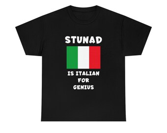 Pode incluir: Camiseta preta com texto branco que diz "STUNAD IS ITALIAN FOR GENIUS" e um gráfico da bandeira italiana.