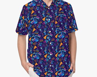 Pode incluir: Uma camisa de manga curta com botões em azul escuro, apresentando um padrão repetitivo de cores néon com máquinas de arcade, fatias de pizza e cassetes. O texto "GAME OVER" e "PIZZA TIME" está impresso por todo o design gráfico.