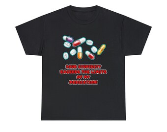 Pode incluir: Camiseta preta com um gráfico de pílulas coloridas e o texto "YOUR STUPIDITY EXCEEDS THE LIMITS OF MY MEDICATION!"