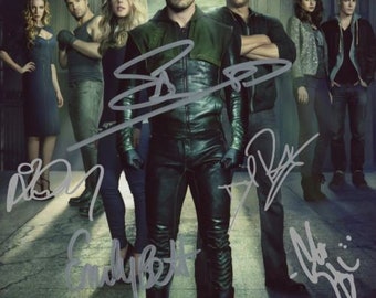 Arrow - Stephen Amell, Katie Cassidy, Emily Bett Rickards Reproduction (RP)/Préimpression, préimpression (PP) autographe signé, photo dédicacé