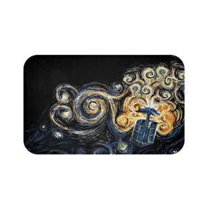 Puede incluir: Una caja de policía azul, que recuerda al TARDIS de Doctor Who, se representa en un cielo nocturno estrellado y arremolinado, similar a la famosa pintura de Vincent van Gogh, "La noche estrellada".