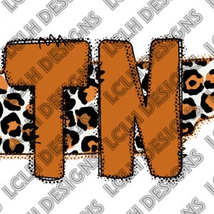 Puede incluir: Un contorno marrón y naranja del estado de Tennessee con un patrón de estampado de leopardo en su interior. Las letras "TN" están en el centro del contorno del estado, también en marrón y naranja.