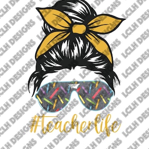 Puede incluir: Una ilustración digital de una mujer con un moño desordenado, usando gafas de sol con un patrón de lápices de colores. El texto "#teacherlife" está escrito en dorado debajo de las gafas de sol.