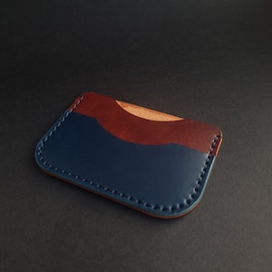 Tarjetero de cuero azul y marrón - Cartera de cuero pequeña - Estuche rígido de cuero de dos ranuras - Cartera de cuero Buttero y Wickett & Craig
