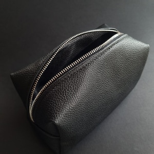Bolsa de maquiagem minimalista compacta em couro granulado com forro durável, bolsa de higiene pessoal de viagem feita à mão, bolsa de couro fina, presente de aniversário feminino