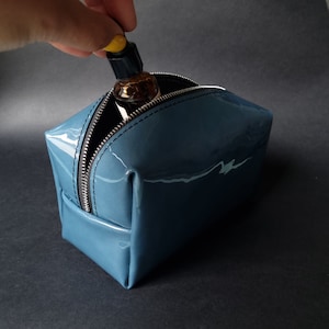 Petite trousse de maquillage bleu clair - Doppkit en cuir verni bleu - Accessoires de voyage pour femme - Trousse de soins de la peau avec fermeture éclair et doublure