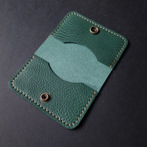 Mini portafoglio porta carte - Porta carte in pelle conciata al vegetale verde - Portafoglio con bottone automatico - Custodia compatta in pelle bifold, pelle Country di La Perla