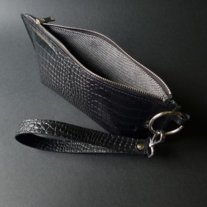 Elegante bolso de mano con estampado de cocodrilo: elegante clutch de piel con forro, mini bolso negro con correa para la muñeca