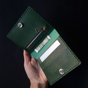 Cartera verde con botón a presión, Cartera plegable para tarjetas, Cartera de cuero con textura minimalista, Cartera de cuero Buttero Hatch, Cartera con cierre de cremallera