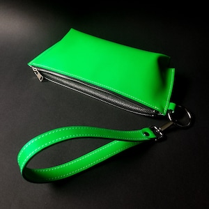 Bolso de mano de piel VERDE BRILLANTE - Clutch de piel verde con cierre de gancho - Bolso de mano de piel divertido con forro - Mini monedero para mujer