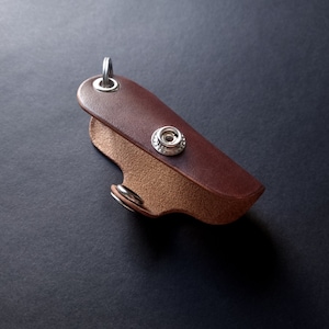 Mini portachiavi in pelle marrone - Astuccio portachiavi minimalista - Astuccio per chiavi in pelle conciata al vegetale - Portachiavi - Regalo per la festa del papà