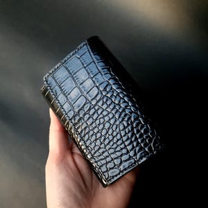 Lujosa billetera de piel con estampado de cocodrilo negro, billetera de piel de primera calidad hecha a mano, elegante billetera de mujer con compartimento para monedas, botón a presión