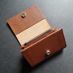 Cartera de piel marrón whisky, Mini cartera de piel flor, Regalo para el Día de la Madre, Accesorio de piel para mujer, Idea de regalo de cumpleaños, Cierre con solapa
