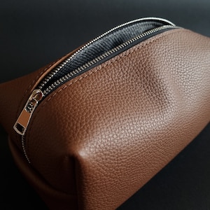 Beauty case compatto in pelle martellata marrone - Beauty case in pelle foderata - Beauty case da viaggio in pelle martellata - Doppkit per lui