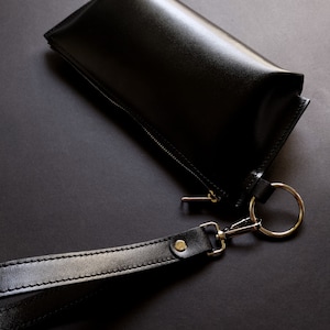 ZWARTE minimalistische leren handtas met afneembare polsband - Leren schoudertasje - Gevoerde leren clutch voor dames - Leren damesportemonnee