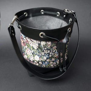 Leder Umhängetasche mit Blumenmuster, Leder Eimer Tasche mit abnehmbarem Schultergurt, Pastell rosa und blaue Tasche, Lässige Sommertasche mit Schal