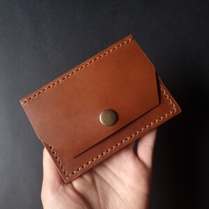 Tarjetero clásico de cuero marrón - Tarjetero con botón a presión - Accesorios de cuero unisex - Idea de regalo