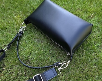 Bolso bandolera de piel negra: bolso minimalista para el día a día con correa ajustable.