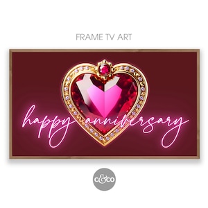 Peut inclure: Un bijou en forme de cœur rose avec des accents dorés et une couronne sur le dessus. Les mots "joyeux anniversaire" sont écrits en néon rose sur un fond bordeaux.