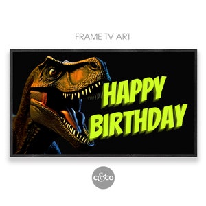 Puede incluir: Arte enmarcado para TV con una detallada ilustración de un Tyrannosaurus Rex sobre un fondo negro. Las palabras "HAPPY BIRTHDAY" son de color verde brillante. El marco es negro.
