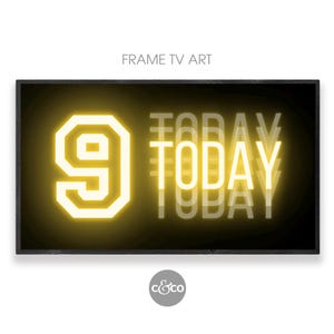 Puede incluir: Una pantalla de televisión enmarcada en negro con un letrero de neón amarillo que dice "9 TODAY" sobre un fondo negro.