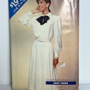 Puede incluir: Un patrón de costura vintage para un vestido blanco con un lazo en el cuello. El patrón es de Butterick y es el número 5809. El patrón es para las tallas 8-10-12. El patrón está clasificado como fácil de coser.
