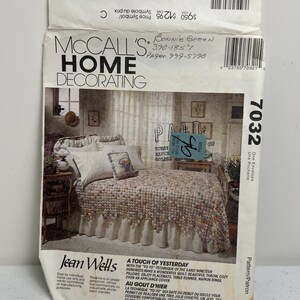 Könnte beinhalten: McCall's Home Decorating Schnittmusterumschlag mit einem Bettüberwurf mit floralem Design und einem gerüschten Rock. Der Umschlag enthält den Text "A Touch of Yesterday" und "Jean Wells". Das Muster ist nur für den Hausgebrauch bestimmt.