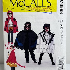 Puede incluir: Patrón de disfraz McCall's para niños, con cuatro diseños de disfraces: una mariquita, un murciélago, una araña y un diablo. El patrón incluye tallas XS a L. El paquete es amarillo y blanco.